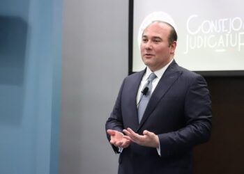 PIDEN COLEGIOS DE ABOGADOS DESTITUCIÓN DE ARTURO SALINAS