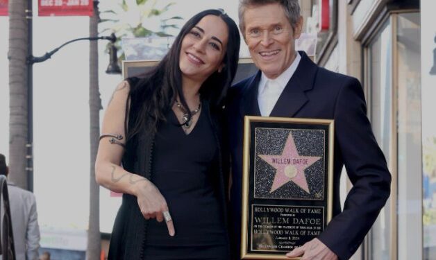 WILLEM DAFOE, UN ÍCONO DEL CINE, INAUGURA EL AÑO EN EL PASEO DE LA FAMA DE HOLLYWOOD: "NO PUEDO DEJAR DE SONREÍR, PAREZCO UN IDIOTA" 1 WILLEM DAFOE, UN ÍCONO DEL CINE, INAUGURA EL AÑO EN EL PASEO DE LA FAMA DE HOLLYWOOD: “NO PUEDO DEJAR DE SONREÍR, PAREZCO UN IDIOTA”