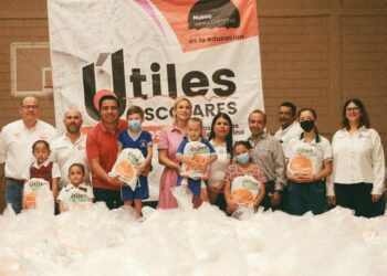 ENTREGA NAVA 65 MIL ÚTILES ESCOLARES Y 9 MIL LENTES A ESTUDIANTES DE SANTA