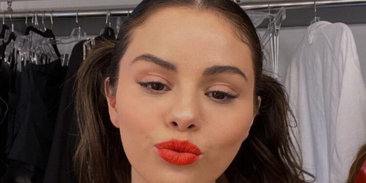 SELENA GOMEZ: DEL POP AL MARIACHI, UN GIRO INESPERADO QUE LA LLEVARÁ A ENCARNAR A LINDA RONSTADT EN UNA EPICA BIOPIC 1 SELENA GOMEZ: DEL POP AL MARIACHI, UN GIRO INESPERADO QUE LA LLEVARÁ A ENCARNAR A LINDA RONSTADT EN UNA EPICA BIOPIC