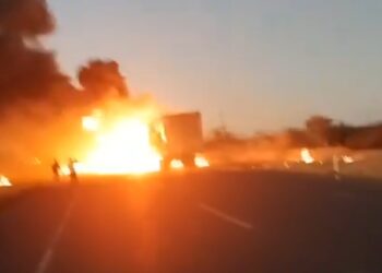 MUEREN TRAILEROS CALCINADOS TRAS CHOCAR Y QUEDAR ATRAPADOS