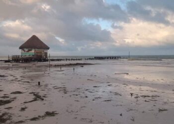 INUNDACIONES EN HOLBOX: RESIDENTES SE DESPLAZAN EN KAYAKS ANTE EL DESASTRE
