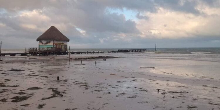 INUNDACIONES EN HOLBOX: RESIDENTES SE DESPLAZAN EN KAYAKS ANTE EL DESASTRE 1 INUNDACIONES EN HOLBOX: RESIDENTES SE DESPLAZAN EN KAYAKS ANTE EL DESASTRE