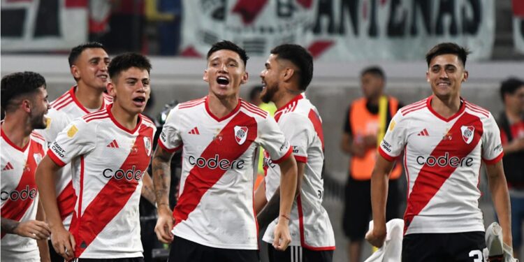RIVER PLATE NO LOGRA ROMPER EL CERO ANTE ATLÉTICO TUCUMÁN: PARTIDO MARCADO POR DECISIONES CONTROVERTIDAS 1 RIVER PLATE NO LOGRA ROMPER EL CERO ANTE ATLÉTICO TUCUMÁN: PARTIDO MARCADO POR DECISIONES CONTROVERTIDAS