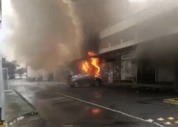 FUEGO Y CAOS; SE QUEMA PIZZERÍA EN SAN PEDRO