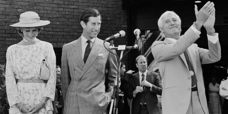 SUBASTA EN ESTADOS UNIDOS: CARTAS Y FOTOS DE CARLOS III Y LADY DI EN PODER DEL "MONSTRUO" JIMMY SAVILE 1 SUBASTA EN ESTADOS UNIDOS: CARTAS Y FOTOS DE CARLOS III Y LADY DI EN PODER DEL “MONSTRUO” JIMMY SAVILE