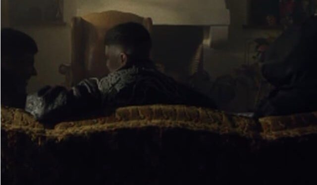 SANTA FE KLAN SIMULA SU DETENCIÓN PARA GENERAR EXPECTATIVA ANTES DEL LANZAMIENTO DE SU NUEVO SENCILLO JUNTO A PESO PLUMA