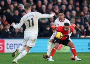 MANCHESTER UNITED SE IMPONE A LUTON TOWN EN UN DUELO AGÓNICO Y SE ACERCA A LOS PUESTOS DE CHAMPIONS LEAGUE
