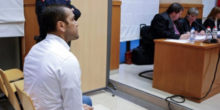 JOANA SANZ REVELA “POR ERROR” UNA CARTA DE DANI ALVES DESDE LA CÁRCEL