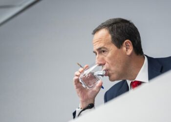 CAIXABANK RETRASA RESOLUCIÓN DE ARBITRAJE CON LONE STAR SOBRE CORAL HOMES