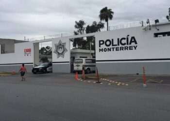 DETENIDO PIDE IR AL BAÑO Y SE ESCAPA DE POLICÍA REGIA