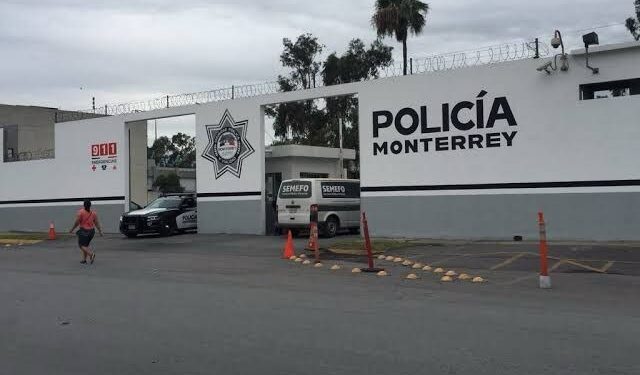 DETENIDO PIDE IR AL BAÑO Y SE ESCAPA DE POLICÍA REGIA 1 DETENIDO PIDE IR AL BAÑO Y SE ESCAPA DE POLICÍA REGIA
