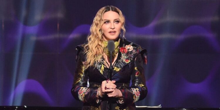 MADONNA SUFRE CAÍDA DURANTE CONCIERTO EN SEATTLE: CULPA A BAILARÍN