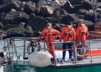 CULPABLE POR NAUFRAGIO: MIGRANTE DECLARADO RESPONSABLE DE MUERTE DE CUATRO PERSONAS EN EL CANAL DE LA MANCHA