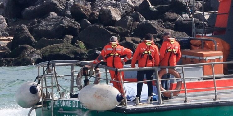 CULPABLE POR NAUFRAGIO: MIGRANTE DECLARADO RESPONSABLE DE MUERTE DE CUATRO PERSONAS EN EL CANAL DE LA MANCHA