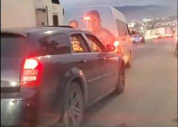 TAXISTA ARREMETE CONTRA CONDUCTOR PARTICULAR EN ACCIÓN PELIGROSA