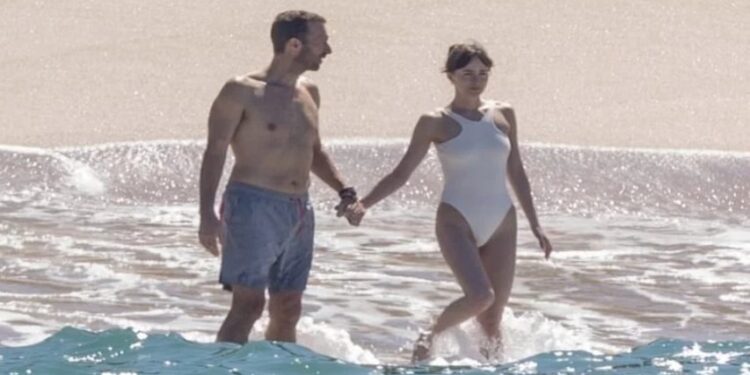 DAKOTA JOHNSON Y CHRIS MARTIN ESCAPAN A PUERTO VALLARTA TRAS CRÍTICAS A "MADAME WEB" 1 DAKOTA JOHNSON Y CHRIS MARTIN ESCAPAN A PUERTO VALLARTA TRAS CRÍTICAS A “MADAME WEB”