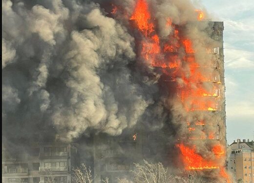 ENORME INCENDIO DEVASTA DOS EDIFICIOS DE 14 PLANTAS EN VALENCIA: BOMBEROS RESCATAN A UN PADRE Y SU HIJA 1 ENORME INCENDIO DEVASTA DOS EDIFICIOS DE 14 PLANTAS EN VALENCIA: BOMBEROS RESCATAN A UN PADRE Y SU HIJA