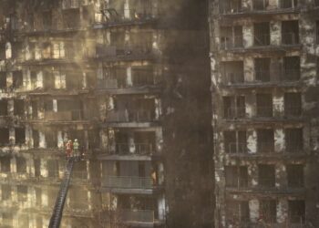 ¿POR QUÉ EL FUEGO DE VALENCIA DEVORÓ 138 VIVIENDAS EN UNA HORA?