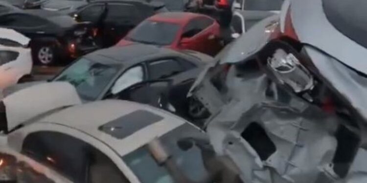 MÁS DE 100 AUTOS INVOLUCRADOS EN APARATOSA CARAMBOLA EN CARRETERA CONGELADA DE CHINA 1 MÁS DE 100 AUTOS INVOLUCRADOS EN APARATOSA CARAMBOLA EN CARRETERA CONGELADA DE CHINA