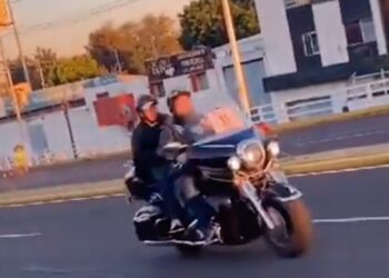 ATROPELLA MOTOCICLISTA DELIBERADAMENTE A CORREDOR EN GUADALAJARA