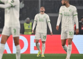 FEYENOORD SUFRE PERO SE IMPONE AL ALMERE CITY; SANTIAGO GIMÉNEZ NO LOGRA ANOTAR