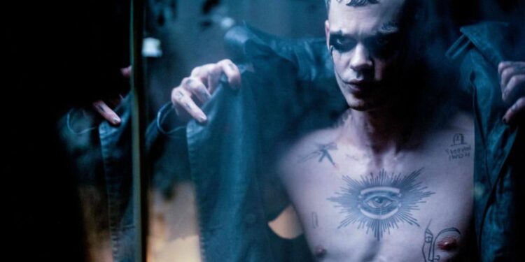 REVELAN PRIMERAS IMÁGENES DEL REMAKE DE ‘EL CUERVO’: ASÍ LUCE BILL SKARSGÅRD