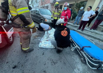 CONFUNDE AGUA CON GASOLINA E INCENDIA SU VEHÍCULO