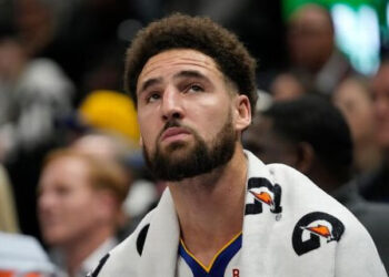 KLAY THOMPSON SIENTE LA FRUSTRACIÓN DE OBSERVAR DESDE LA BANCA EN LA VICTORIA DE LOS WARRIORS