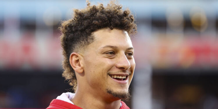 PATRICK MAHOMES: EL JUGADOR QUE DESAFÍA LA ESTRATÓSFERA DE TOM BRADY EN LA NFL 1 PATRICK MAHOMES: EL JUGADOR QUE DESAFÍA LA ESTRATÓSFERA DE TOM BRADY EN LA NFL