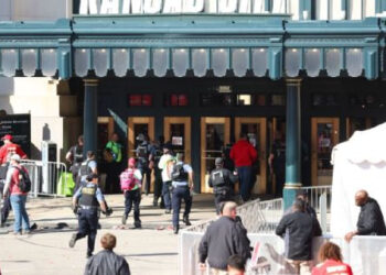 TIROTEO EN EL DESFILE DE CAMPEONATO DE LOS CHIEFS DEJA MÚLTIPLES VÍCTIMAS