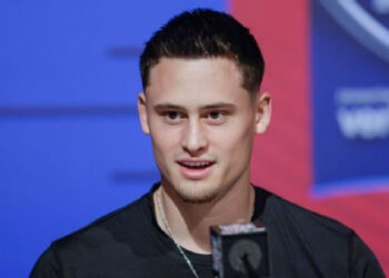 LOS KANSAS CITY CHIEFS FIRMAN AL MATT ARAIZA TRAS RESOLUCIÓN LEGAL