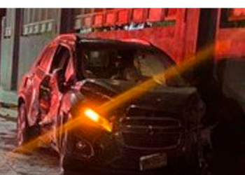 ESCAPA DE ANTIALCOHÓLICA ATROPELLA A OFICIAL Y SE ESTRELLA CONTRA UANL