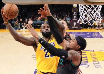 LAKERS DETIENEN A LOS WIZARDS EN UNA PRÓRROGA EMOCIONANTE; VICTORIA DE 134-131