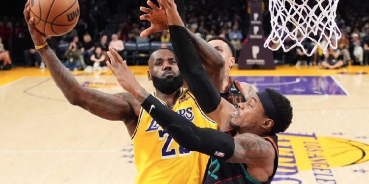 LAKERS DETIENEN A LOS WIZARDS EN UNA PRÓRROGA EMOCIONANTE; VICTORIA DE 134-131