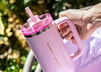 REGIOS DESAFÍAN MADRUGADAS PARA ASEGURAR EL COVETEADO TERMO STANLEY EN STARBUCKS