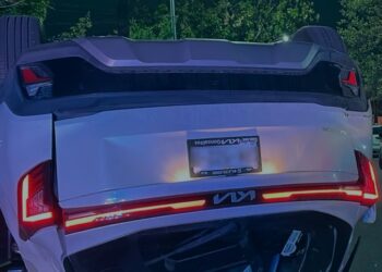 EBRIO CHOCA A TRES Y VUELCA EN MONTERREY