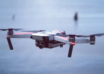 DESTRUCTOR ESTADOUNIDENSE ABATE MISIL Y DRONES DE REBELDES HUTÍES EN YEMEN