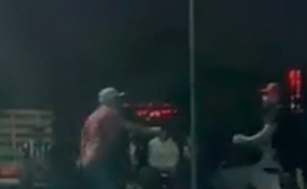 SACA PISTOLA EN JUEGO DE FÚTBOL SIETE