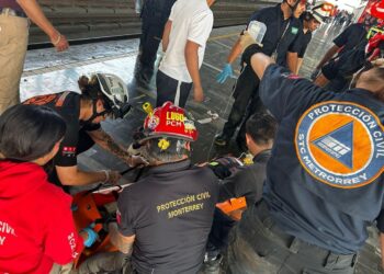 SE LANZA AL METRO, SOBREVIVE Y AGREDE AGREDE A RESCATISTAS 3 SE LANZA AL METRO, SOBREVIVE Y AGREDE AGREDE A RESCATISTAS