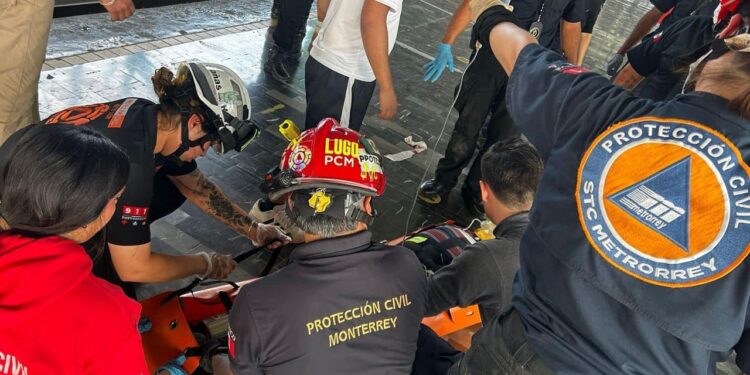SE LANZA AL METRO, SOBREVIVE Y AGREDE AGREDE A RESCATISTAS 1 SE LANZA AL METRO, SOBREVIVE Y AGREDE AGREDE A RESCATISTAS