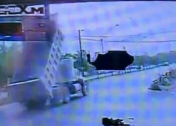 SE LLEVA CAMIÓN DE VOLTEO POSTES DE LUZ Y TELÉFONO