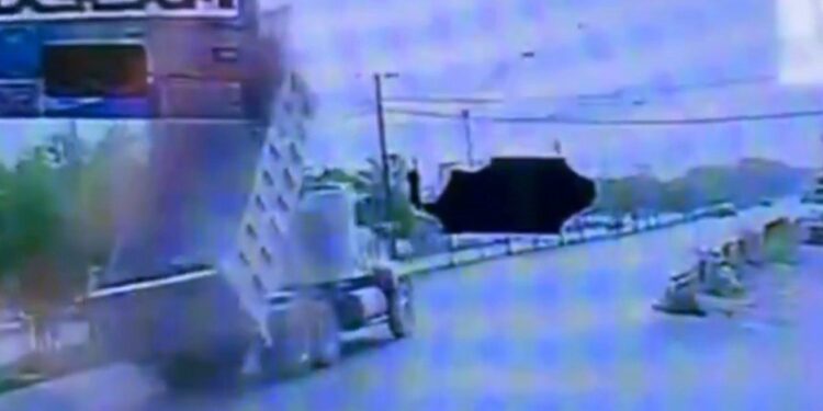 SE LLEVA CAMIÓN DE VOLTEO POSTES DE LUZ Y TELÉFONO