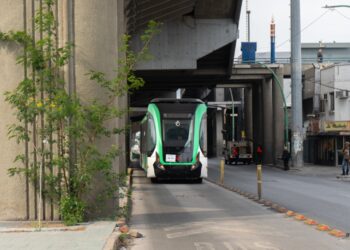 ¿NUEVO LEÓN 2050? CIRCULA TREN ELÉCTRICO POR CALLES DE MONTERREY