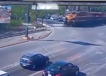 CAMINA POR VÍA DEL TREN CON AUDIFONOS Y MUERE ARROLLADA