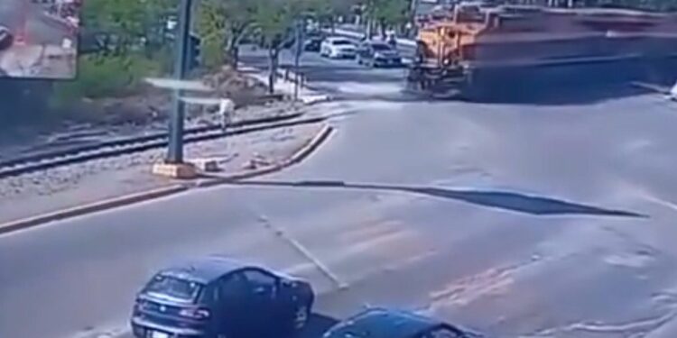 CAMINA POR VÍA DEL TREN CON AUDIFONOS Y MUERE ARROLLADA 1 CAMINA POR VÍA DEL TREN CON AUDIFONOS Y MUERE ARROLLADA