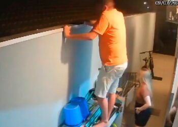 OYE DISPAROS, SE ASOMAY MUERE POR BALA PERDIDA