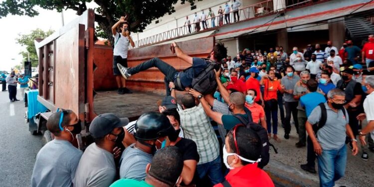 MASIVAS PROTESTAS EN SANTIAGO DE CUBA Y BAYAMO CONTRA EL RÉGIMEN DE MIGUEL DÍAZ-CANEL 1 MASIVAS PROTESTAS EN SANTIAGO DE CUBA Y BAYAMO CONTRA EL RÉGIMEN DE MIGUEL DÍAZ-CANEL
