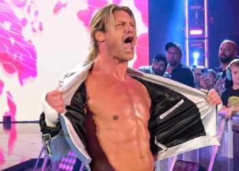 ¡EXFIGURA DE LA WWE FICHA CON AAA PARA BRILLAR EN TRIPLEMANÍA XXXII!