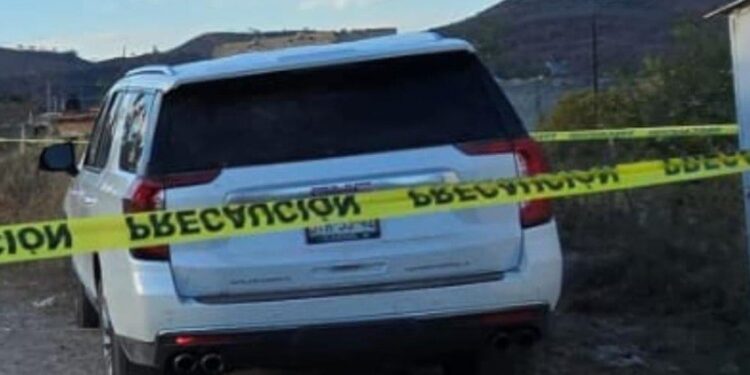 HALLAZGO MACABRO: TRES CUERPOS ENCONTRADOS DENTRO DE CAMIONETA EN VILLA CORONA, JALISCO 1 HALLAZGO MACABRO: TRES CUERPOS ENCONTRADOS DENTRO DE CAMIONETA EN VILLA CORONA, JALISCO